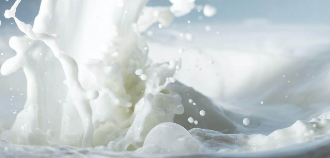 close-up_white_milk_spray_liquid_4379_1600x1200