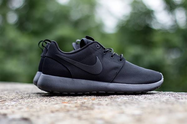 nike-roshe-run-triple-black-0