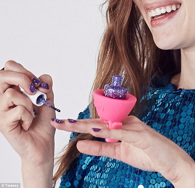 310e571500000578-3440642-amazing_tweexy_makes_it_possible_to_paint_your_nails_virtually_a-a-1_1455122944387