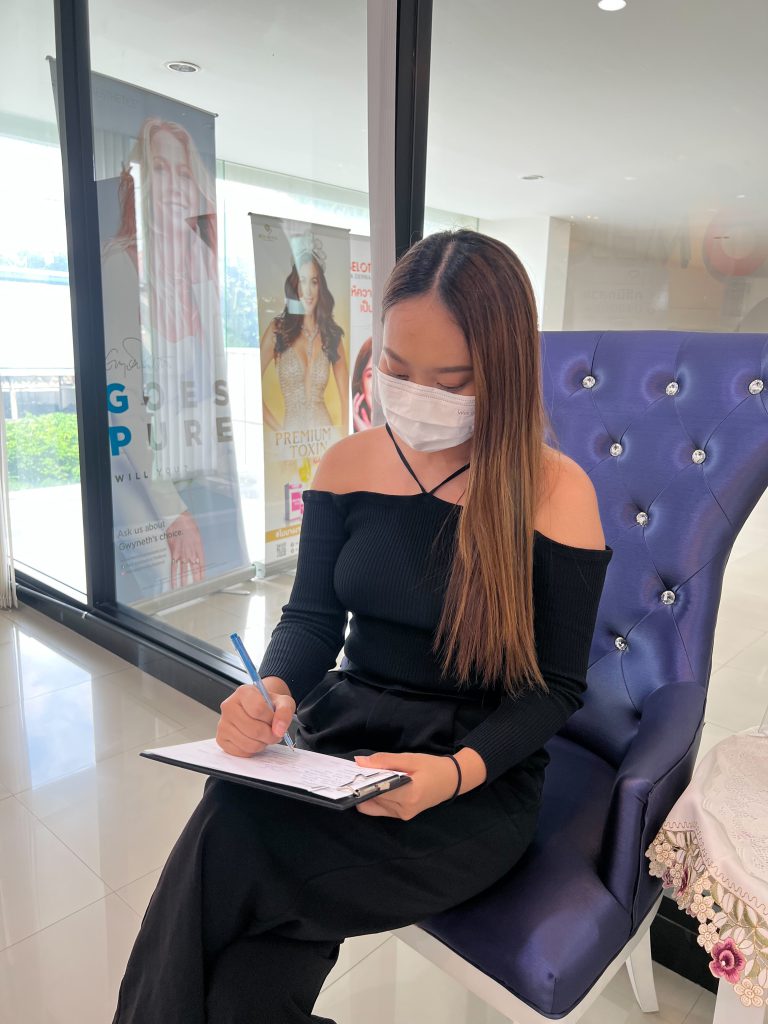 รีวิว เปลี่ยนหน้าเหลี่ยมเป็นหน้าเรียว ที่ Dr. Pomelo Clinic Ladyissue